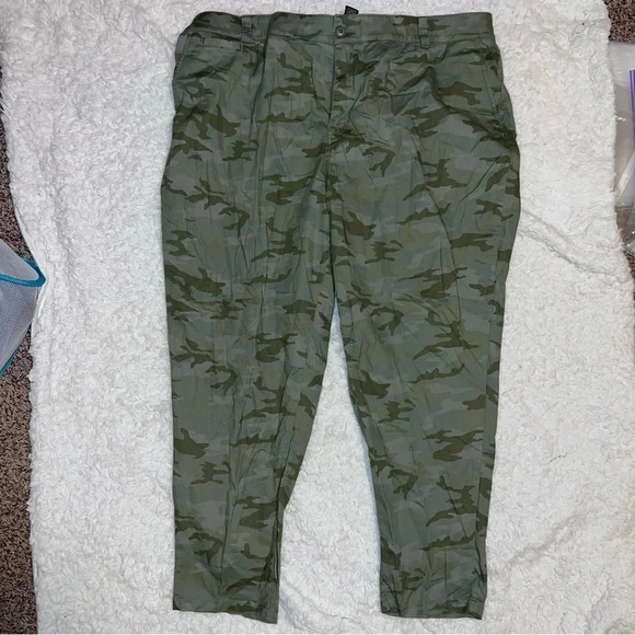 Lane Bryant Camouflage Work / Dress / Casual Womens Pants size 26 - Picture 2 of 4